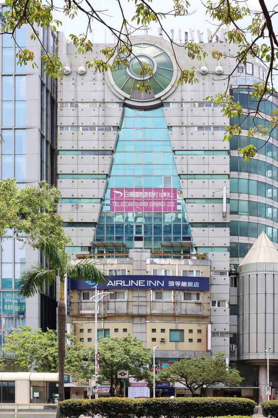 อาคาร Airline Inn 頭等艙飯店 มองจากถนน Zhonghua · ตรงข้าม Ximending