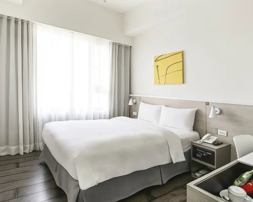 ห้องพัก Elite Room ขนาด 21 ตร.ม. ตกแต่งสะอาด ผ้าปูที่นอนขาวสดใส