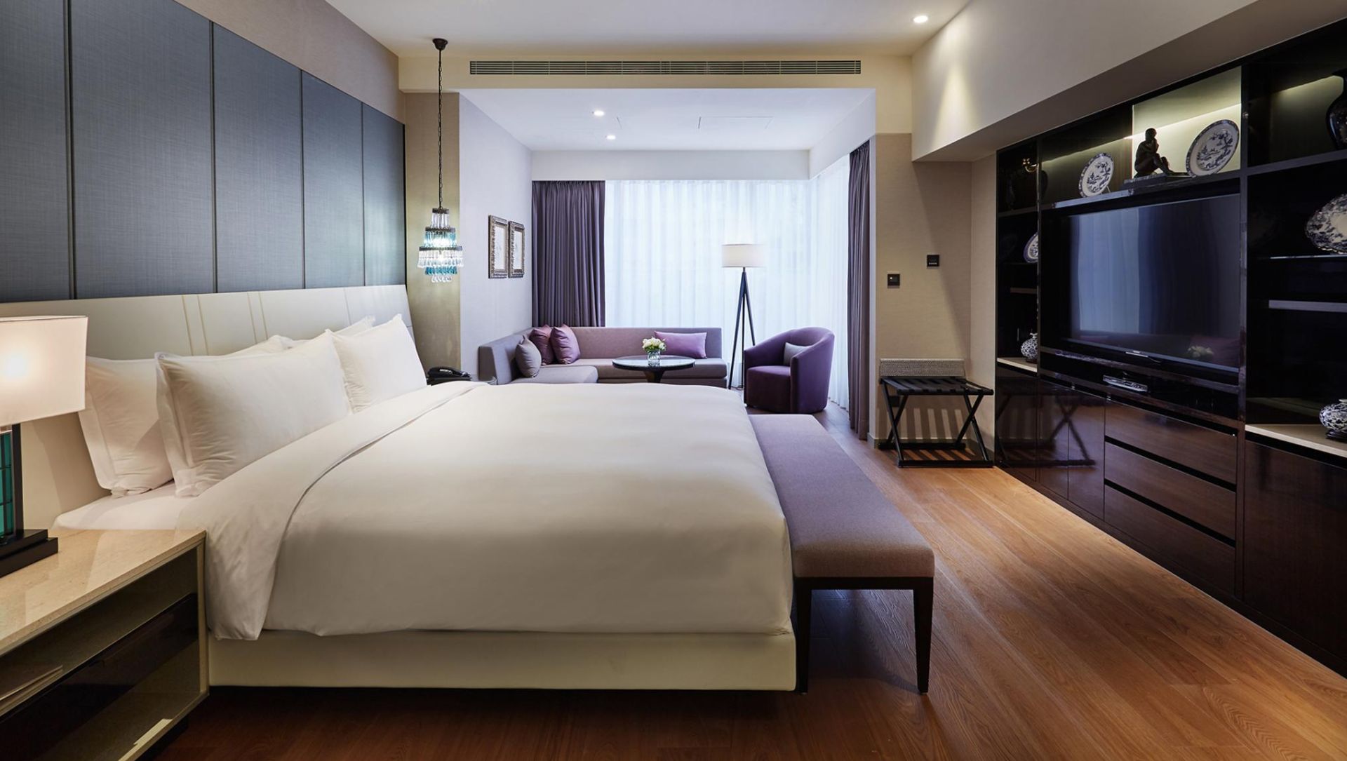 ห้อง Wonderful Room suite 133 ตร.ม. พื้นที่นั่งเล่นและชั้นวาง