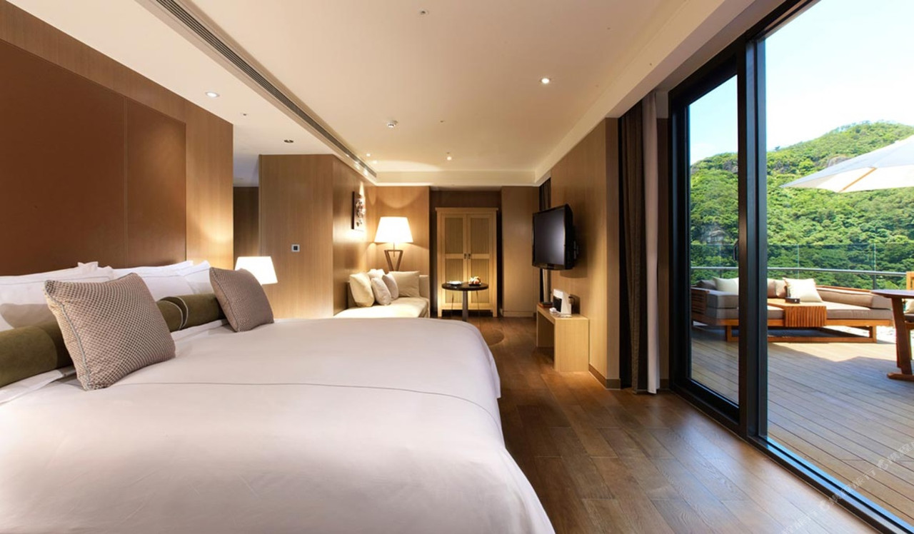 Private white-sulfur hot spring bath in a Grand View Resort Beitou room