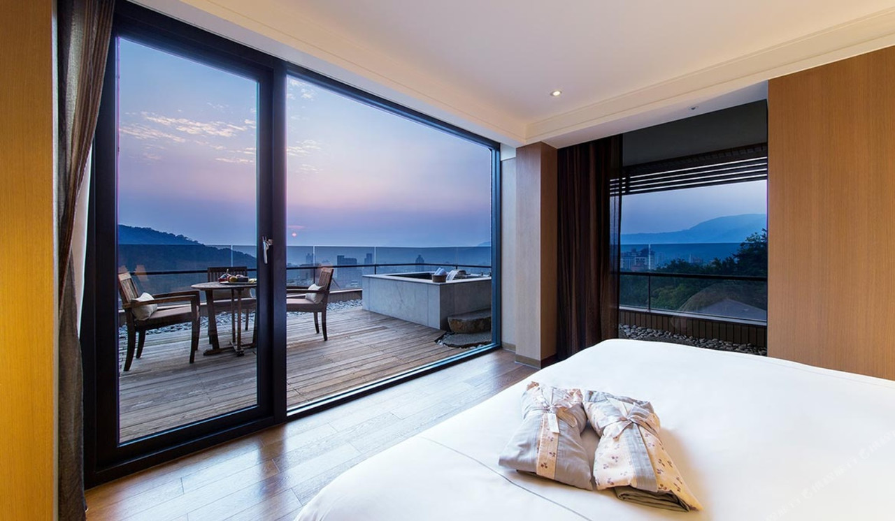 Private white-sulfur hot spring bath in a Grand View Resort Beitou room