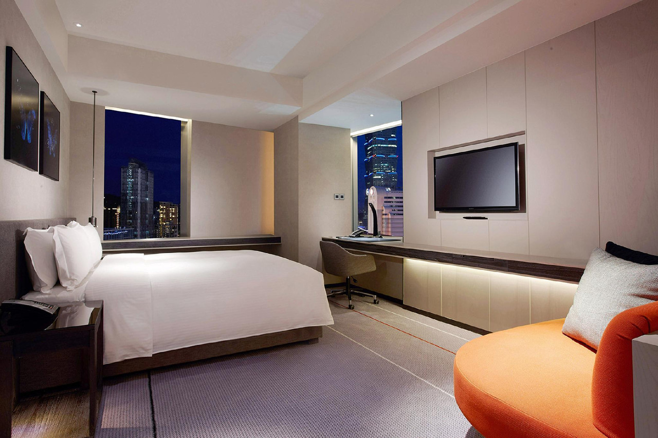 พื้นที่ส่วนกลางตกแต่งด้วยงานศิลปะ Humble House Taipei