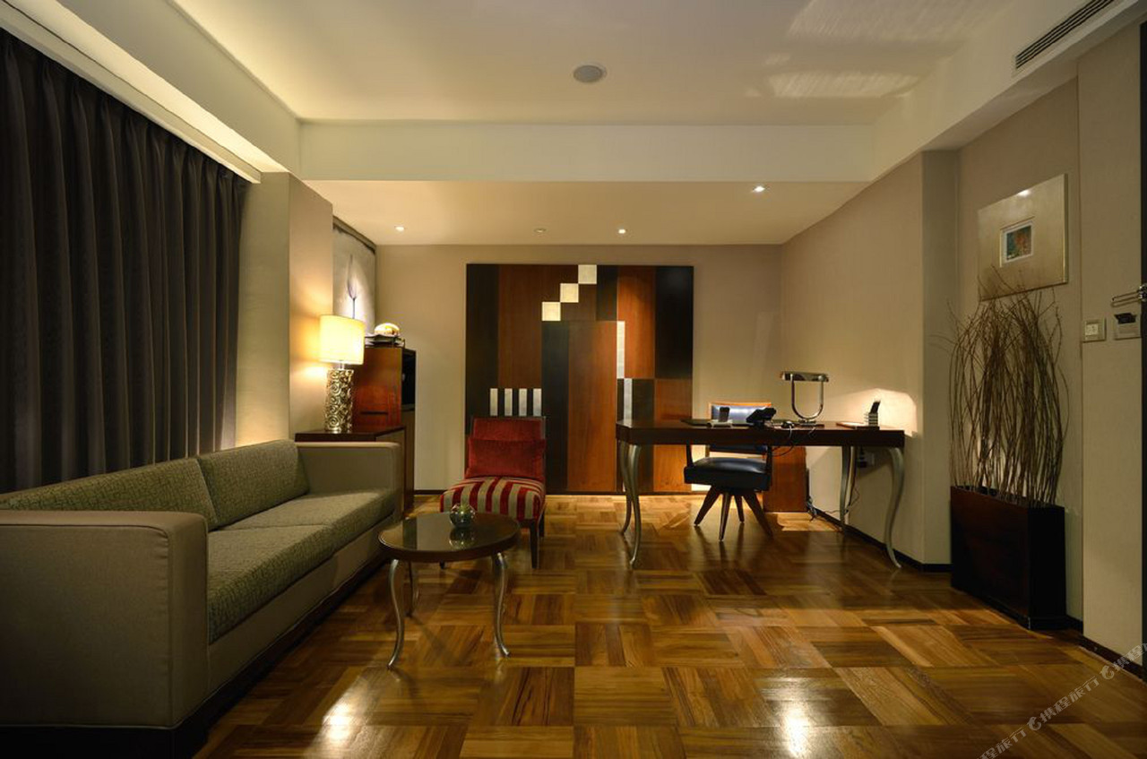 Spacious, warmly styled guest room