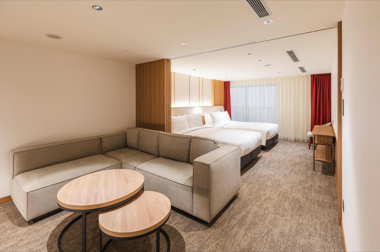 ห้อง Grand Twin ของ Sotetsu Grand Fresa Taipei Ximen — โซฟาขนาดใหญ่ เตียงคู่ บรรยากาศอบอุ่น