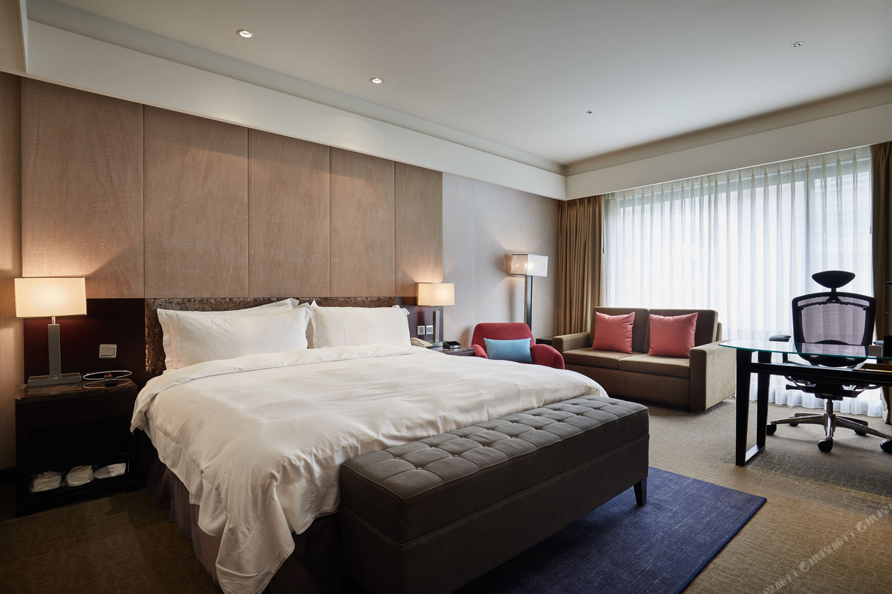 Spacious guest room with spa tub
