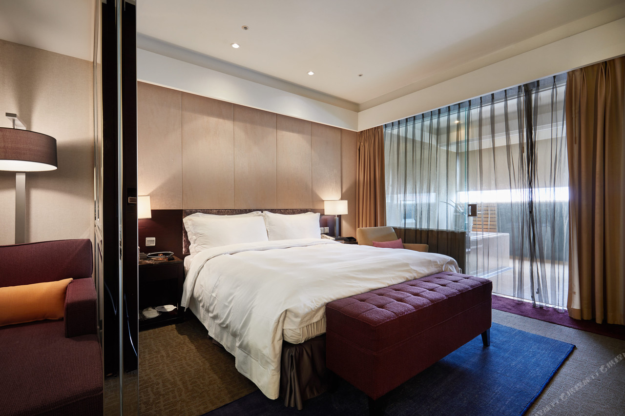 Spacious guest room with spa tub