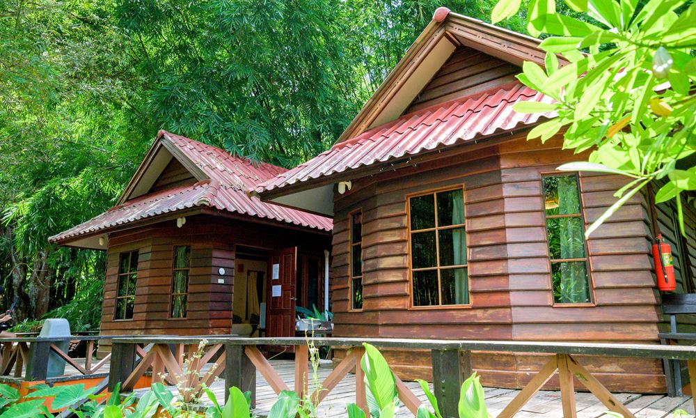 บังกะโลไม้หลังคากระเบื้องแดงยกพื้นริมแม่น้ำแม่กลอง Thee Lor Su Riverside