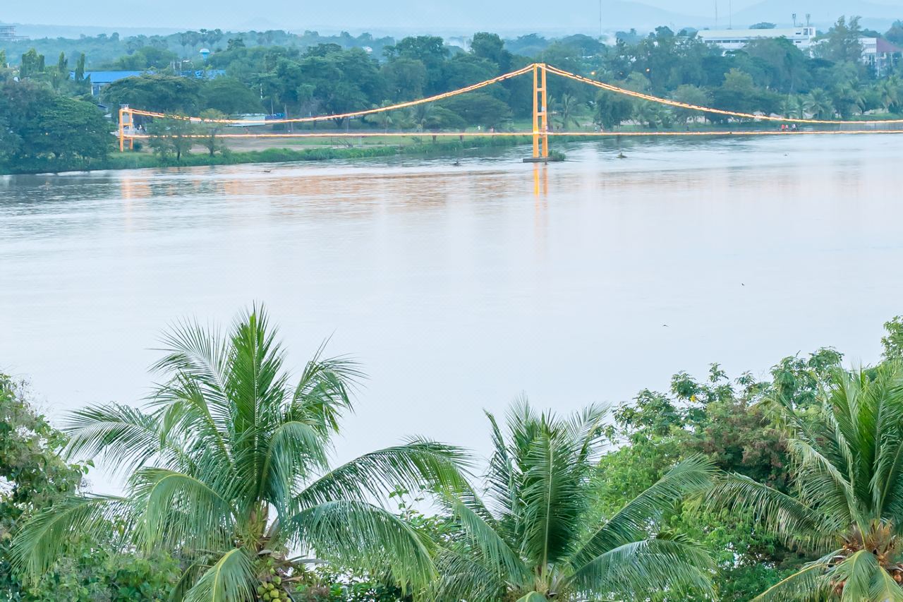 วิวสะพานแขวนสมโภชกรุงรัตนโกสินทร์เหนือแม่น้ำปิง มองจากโรงแรม