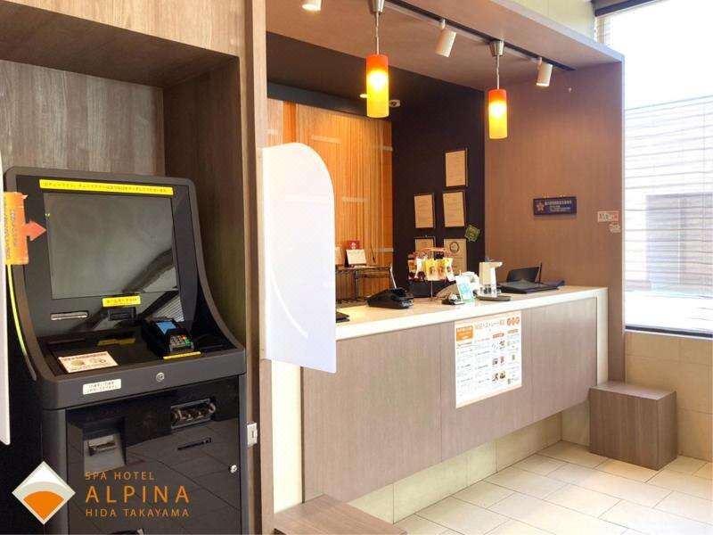 เคาน์เตอร์เช็คอิน Spa Hotel Alpina Hida Takayama พร้อมโลโก้โรงแรม