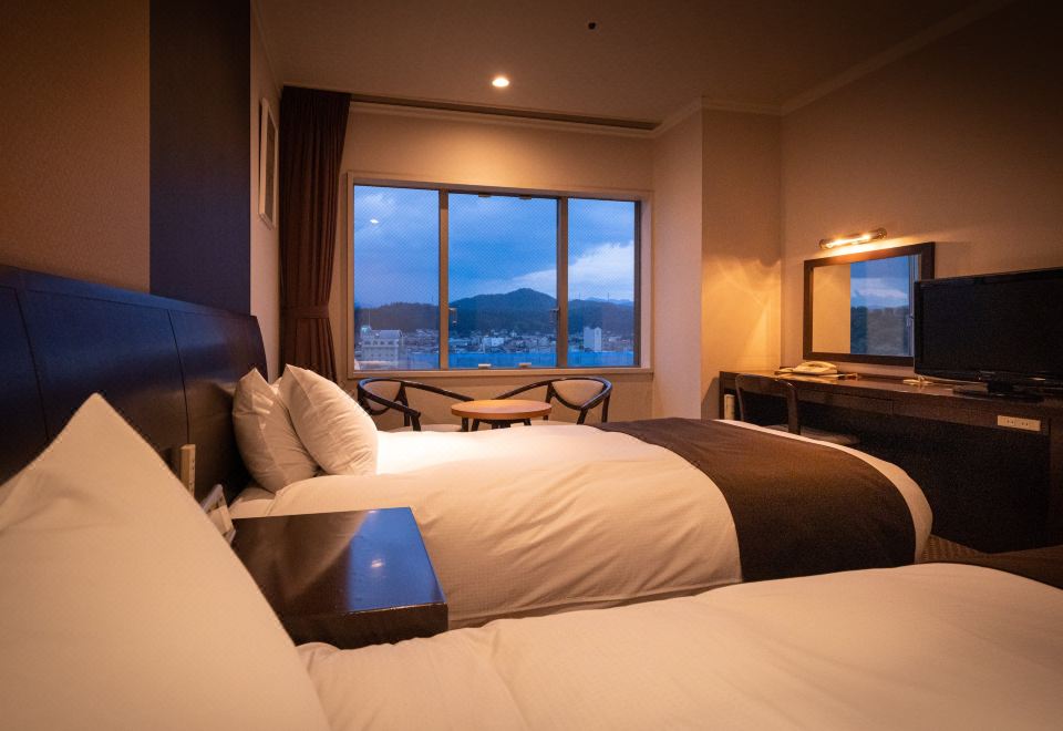 ห้อง Superior Twin วิวเมืองทาคายามะและเทือกเขายามค่ำ Hida Hotel Plaza