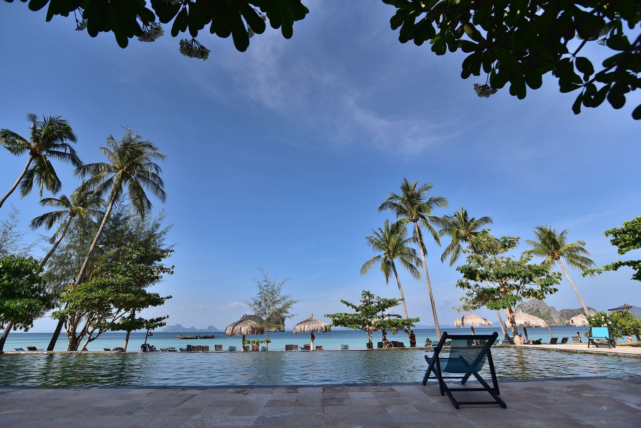 สระว่ายน้ำริมทะเลวิวเกาะหินปูนและเรือหางยาว หน้าหาดเกาะไหง