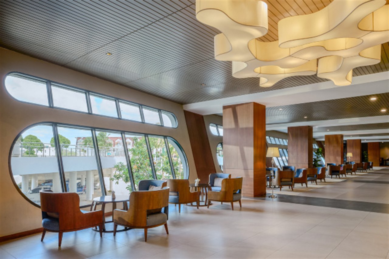 ล็อบบี้เลานจ์ Rua Rasada Hotel Trang พร้อมหน้าต่างวงรีทรงช่องหน้าต่างเรือ
