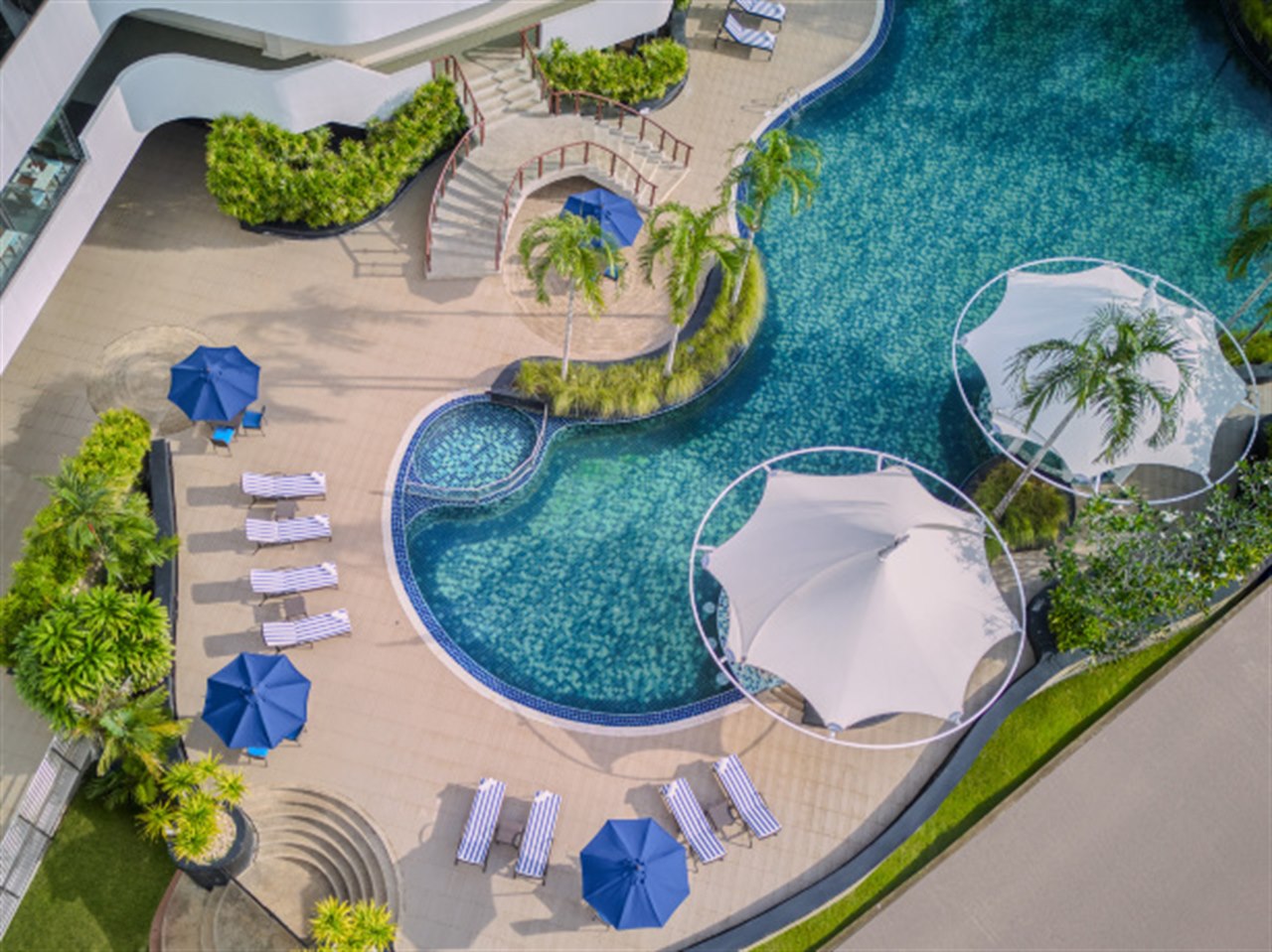 มุมสูงสระว่ายน้ำกลางแจ้งของ Rua Rasada Hotel ตรัง