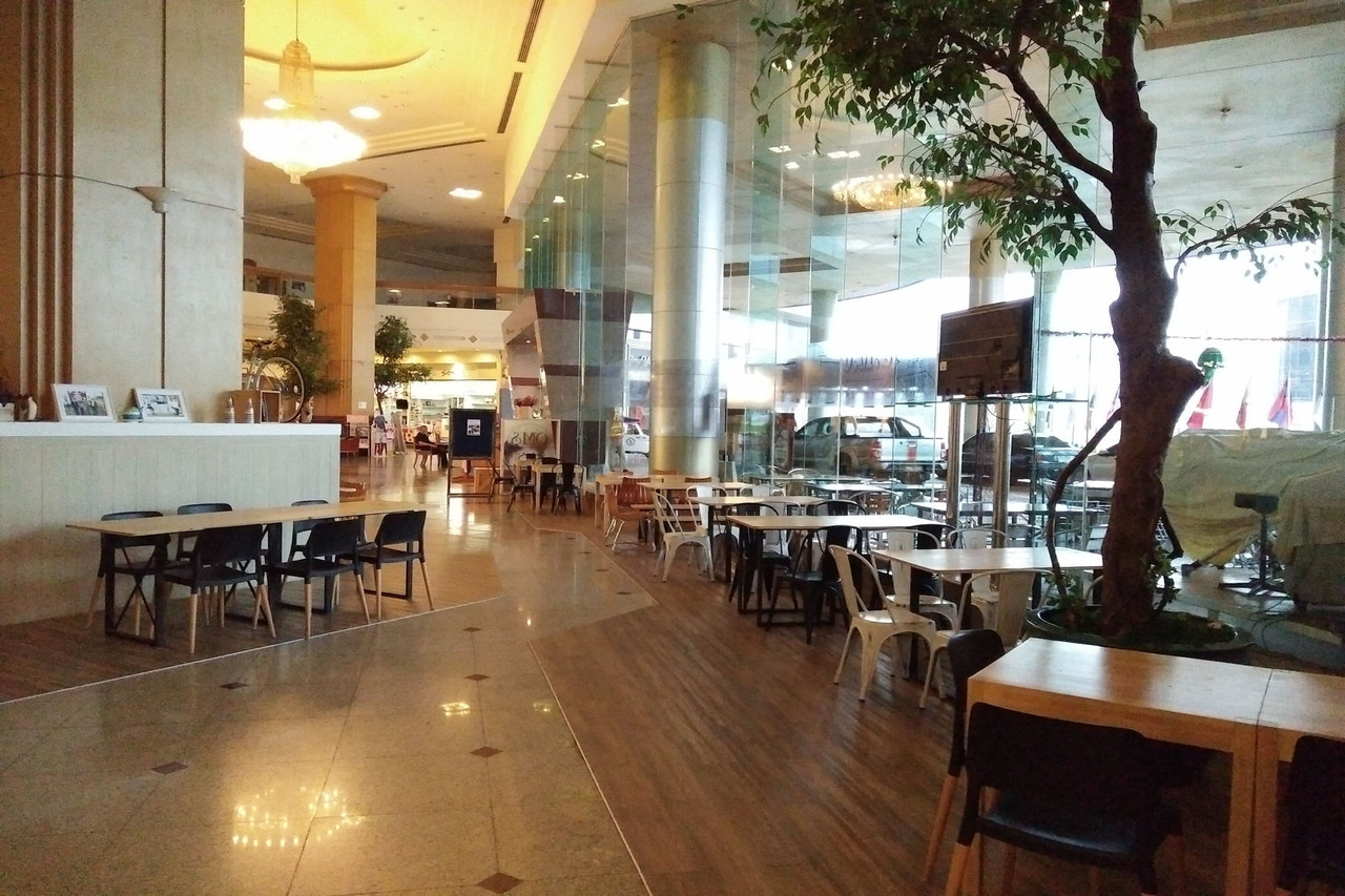 Pillared lobby and the Trang Thana Coffee Shop café area