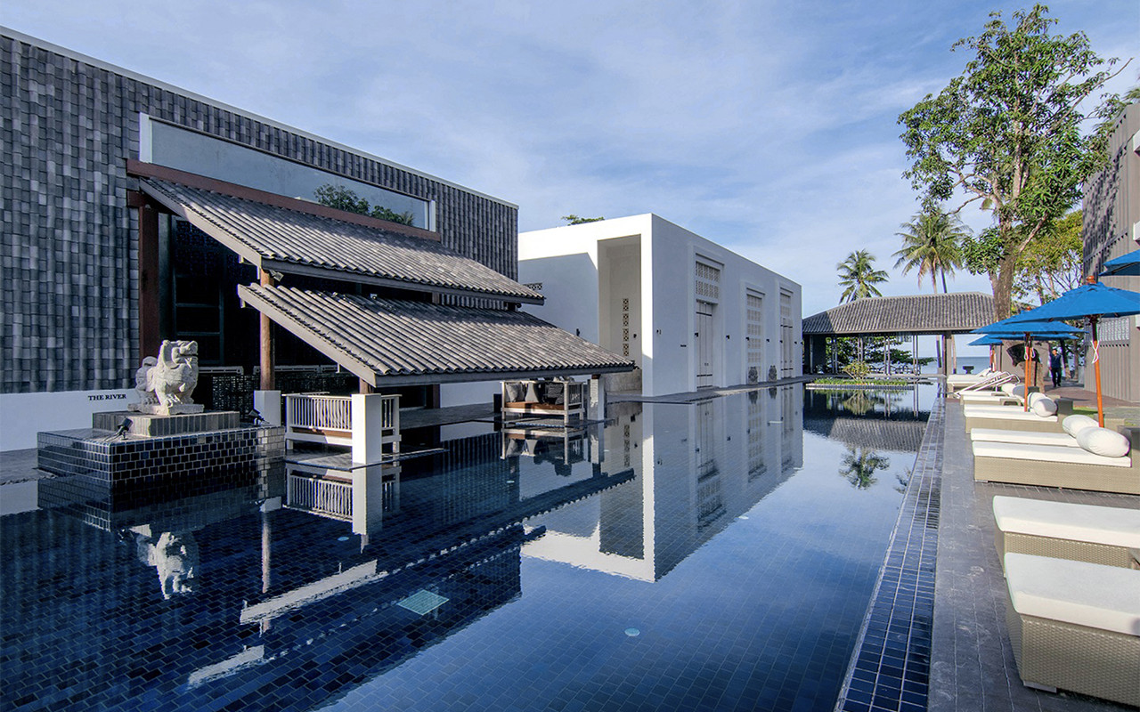 สระว่ายน้ำและศาลาบาร์ The River พร้อมเตียงอาบแดด