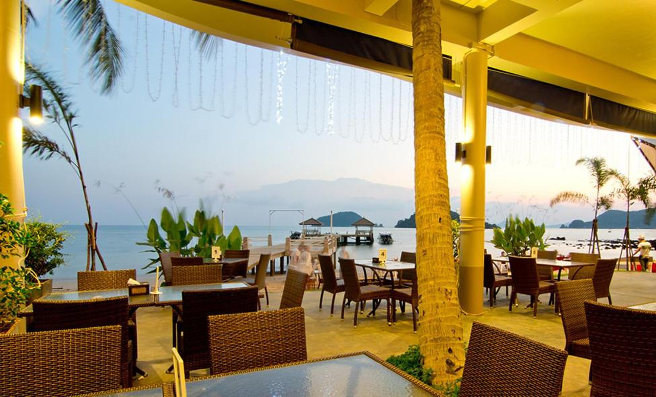 ร้าน Maka Thanee ริมหาดช่วงเย็น พร้อมท่าเรือไม้และวิวเกาะช้าง