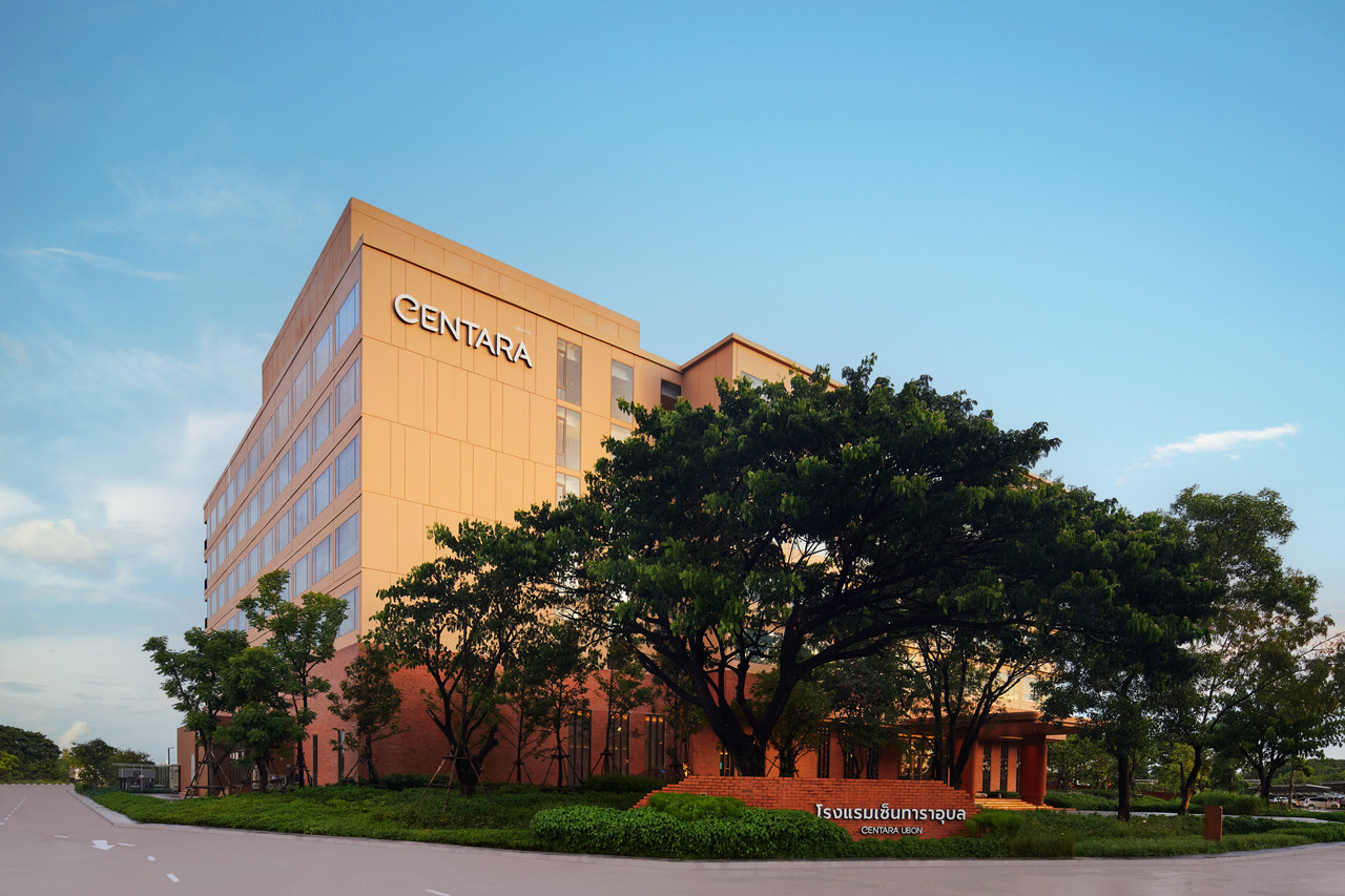 ตึก Centara Ubon มีป้าย CENTARA ชัดเจน ถ่ายช่วงเย็น