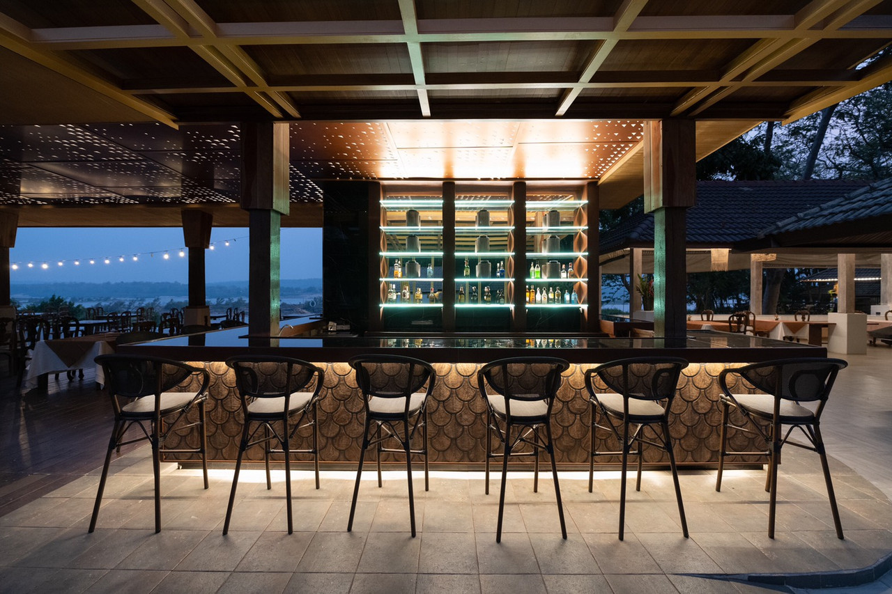 Sunset Bar ริมหน้าผาช่วงพลบค่ำ มองเห็นแม่น้ำโขง