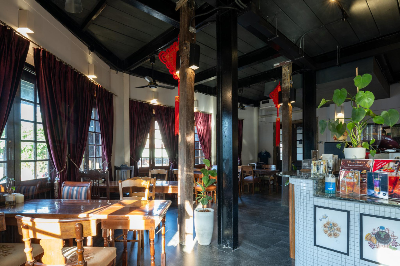 VELABAR ร้านอาหารและคาเฟ่ โต๊ะไม้เก่าและผ้าม่านสีเลือดหมู