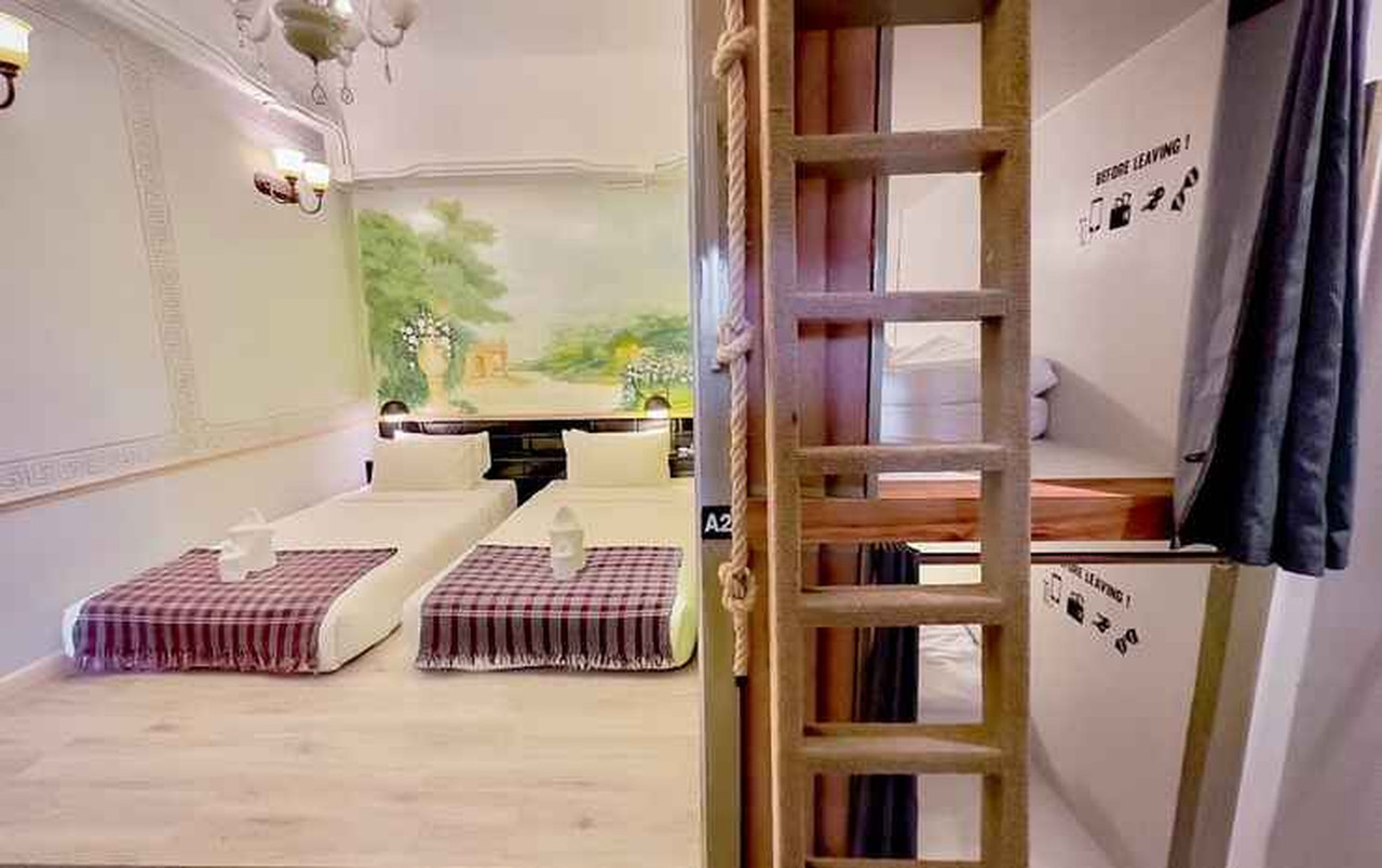 ห้องพักดีไซน์ Boutique มีภาพวาดบนผนังหัวเตียงและชั้นลอยขึ้นบันไดเชือก