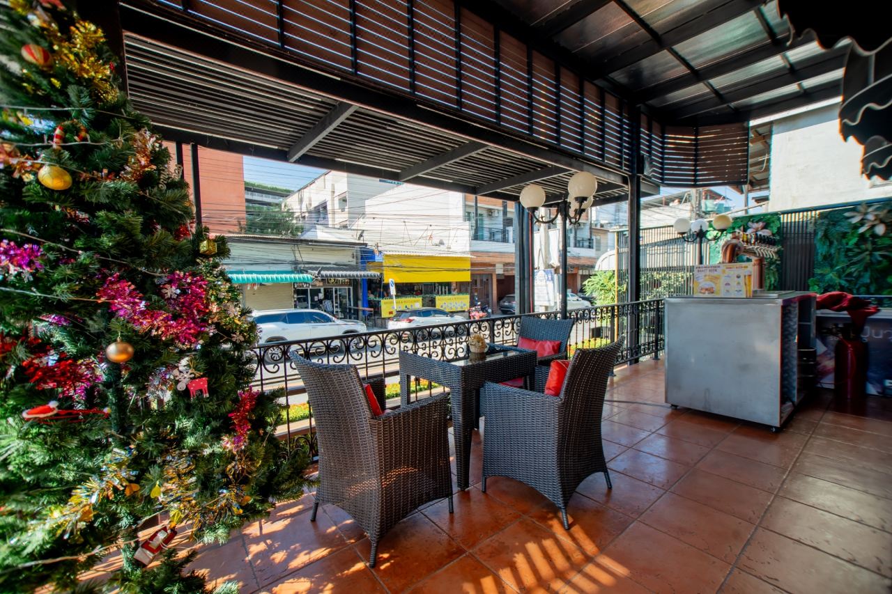 Ground-floor covered terrace at Banbua Grand Udon with rattan seating overlooking the Mak Khaeng street