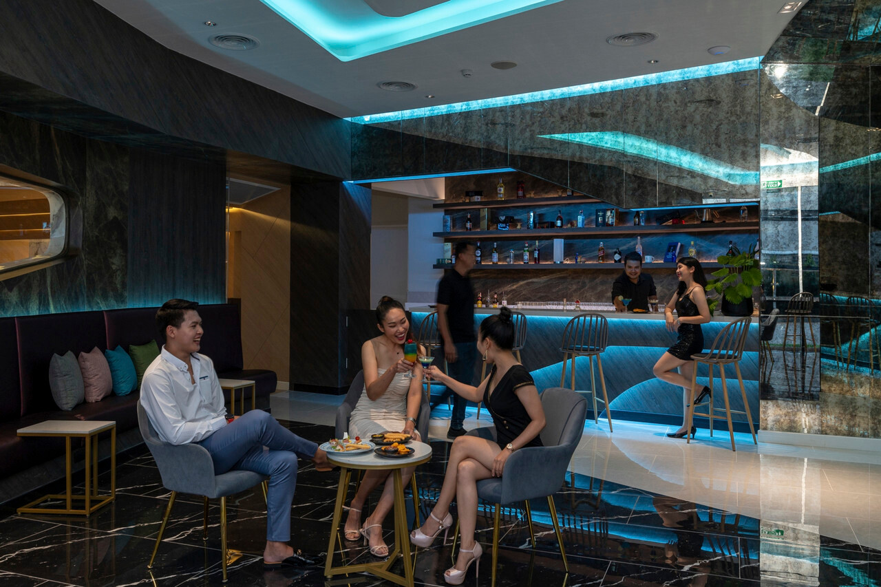 บาร์ในล็อบบี้ lounge โทนหินอ่อนเข้มกับไฟสีฟ้า