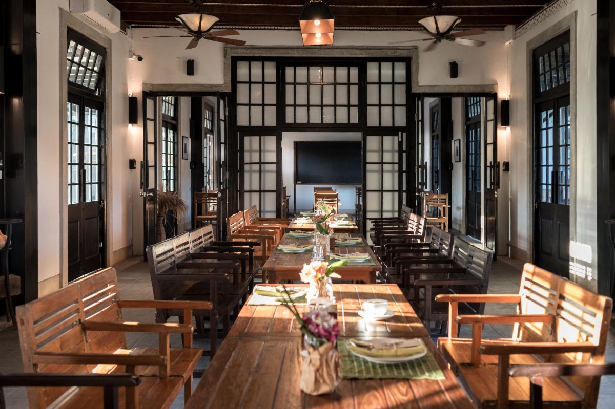 ห้องอาหารเช้าโต๊ะไม้ม้านั่งยาวสไตล์โรงอาหารโรงเรียน มีกระดานดำ