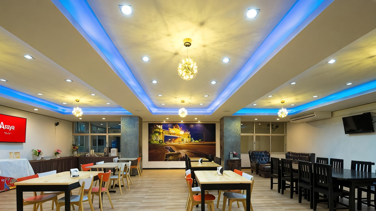 Araya Hotel restaurant and breakfast buffet area in Uttaradit