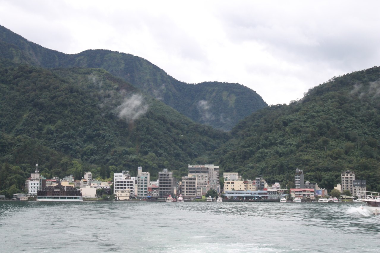 ทิวทัศน์ทะเลสาบสุริยันจันทราบริเวณ The Wen Wan Resort