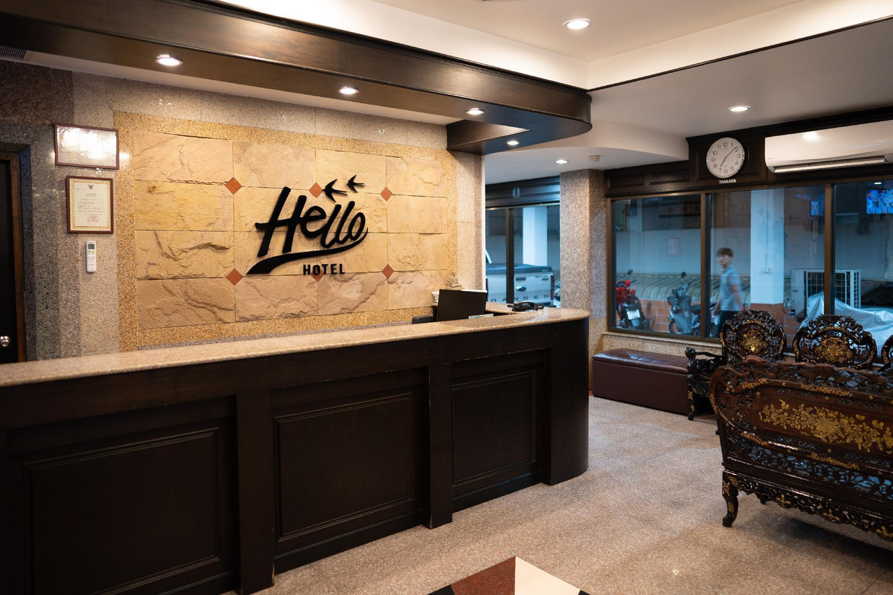 เคาน์เตอร์ต้อนรับ Betong Hello Hotel ป้ายโลโก้ Hello บนผนังหินและโซฟาไม้แกะสลัก