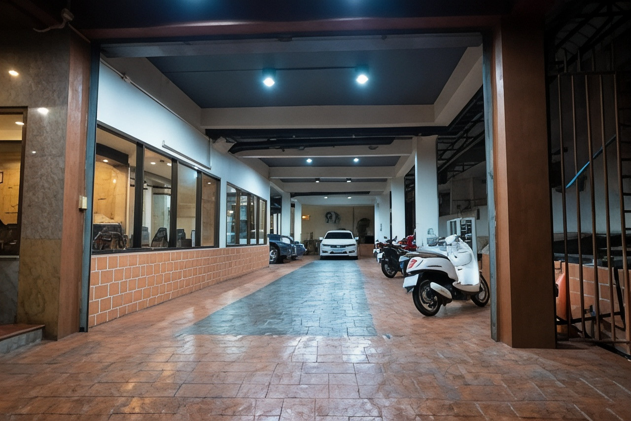 ที่จอดรถในร่มของ Betong Hello Hotel มีรถยนต์และมอเตอร์ไซค์จอดเรียงราย