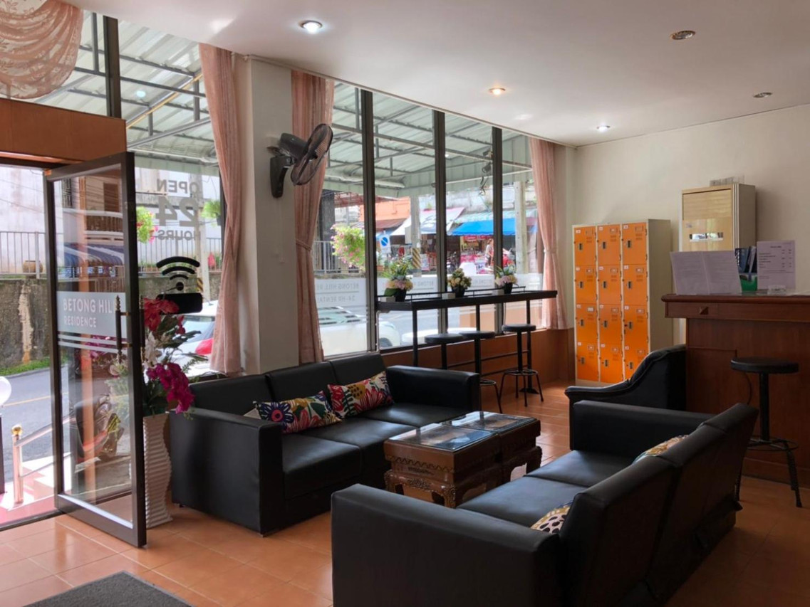 ล็อบบี้โซฟาหนังดำ ตู้ล็อกเกอร์ ป้าย Betong Hill Residence ที่ประตูกระจก