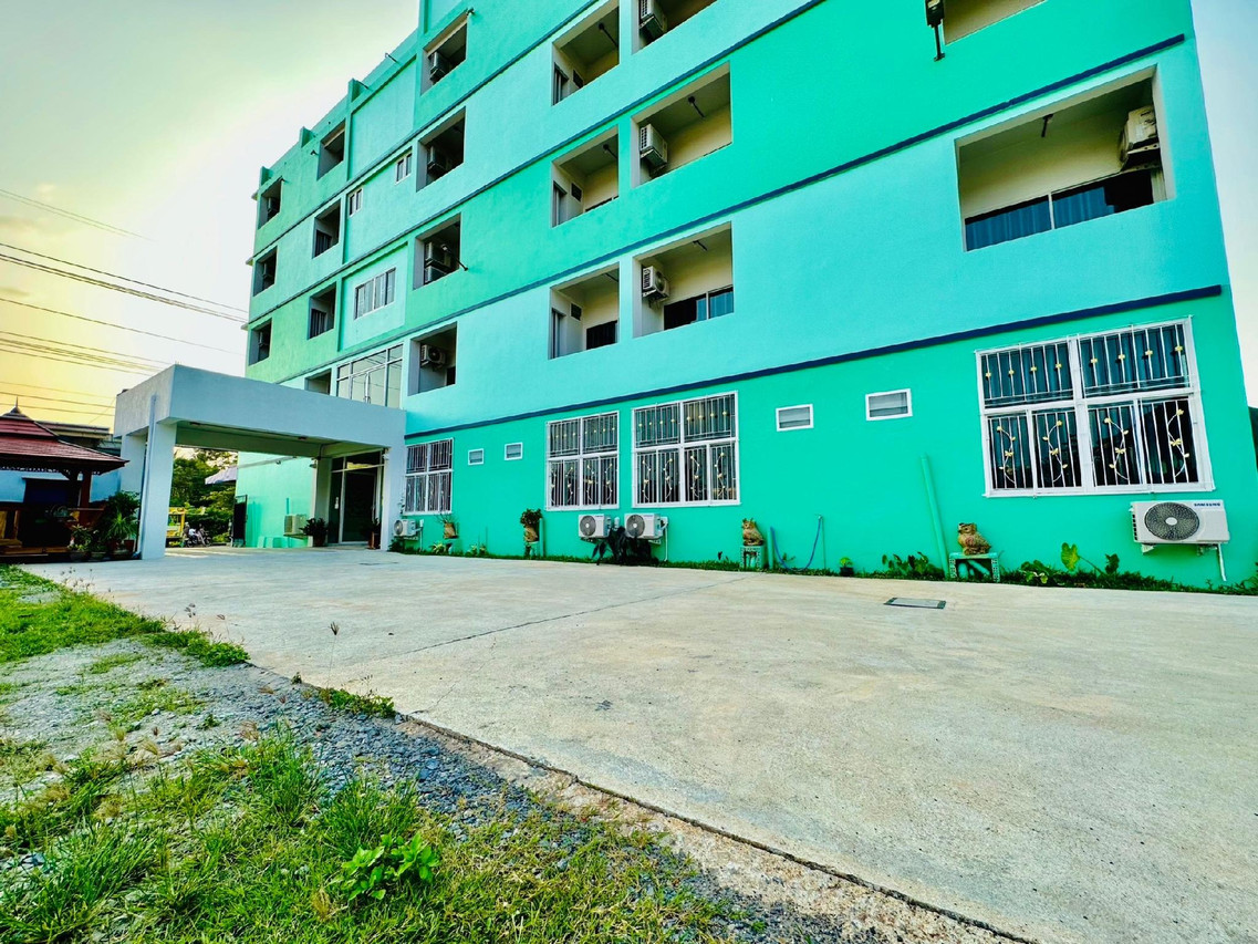 ทางเข้าและที่จอดรถ BureeSateng Hotel ตึกสีเขียวมินต์ในย่านสะเตงนอก ยะลา