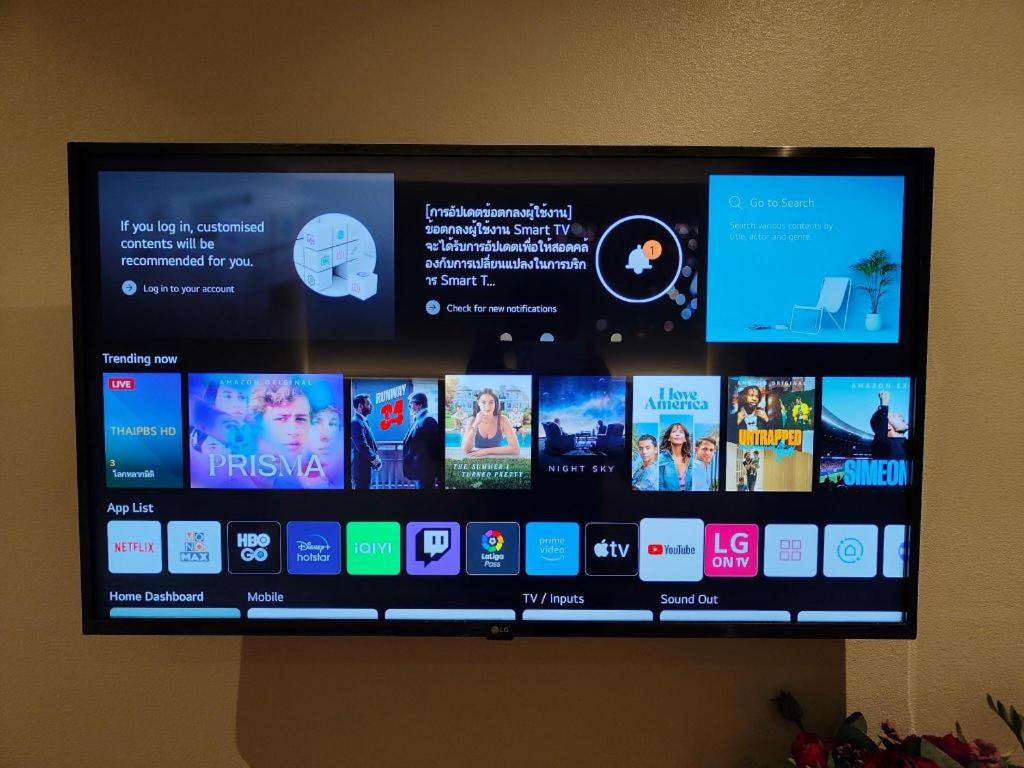 Smart TV ในห้องพัก Butterfly Hotel Betong แสดงหน้าจอ Netflix และ YouTube