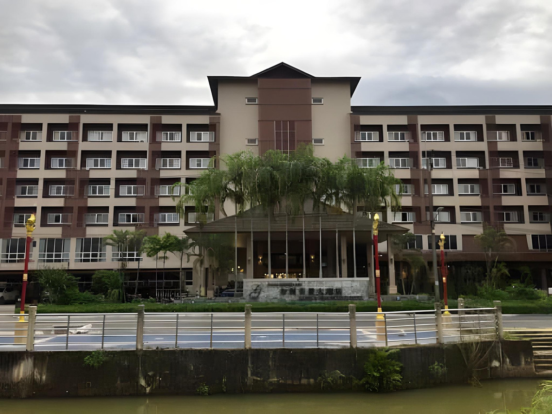 ตึก Garden View Betong มองจากฝั่งตรงข้าม เห็นอาคารใหญ่และพาวิลเลียนทางเข้า