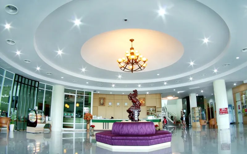 ล็อบบี้โดมพร้อมโคมระย้าและเคาน์เตอร์ต้อนรับ The Green Park Grand Yasothon