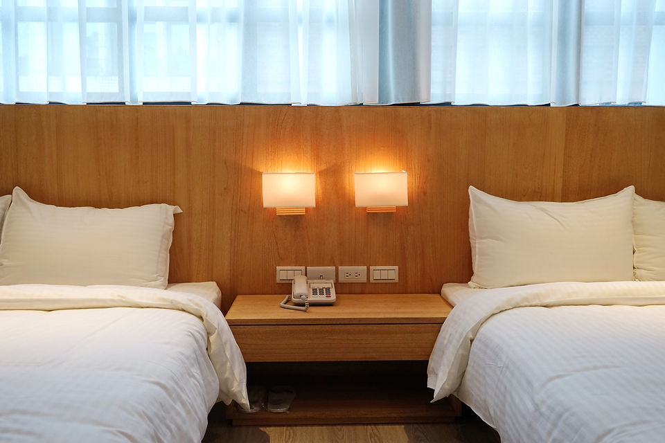 ห้องพักแบบ Twin Bed สะอาด โทนไม้อบอุ่น ของ Hangkhau Hotel อี๋หลาน