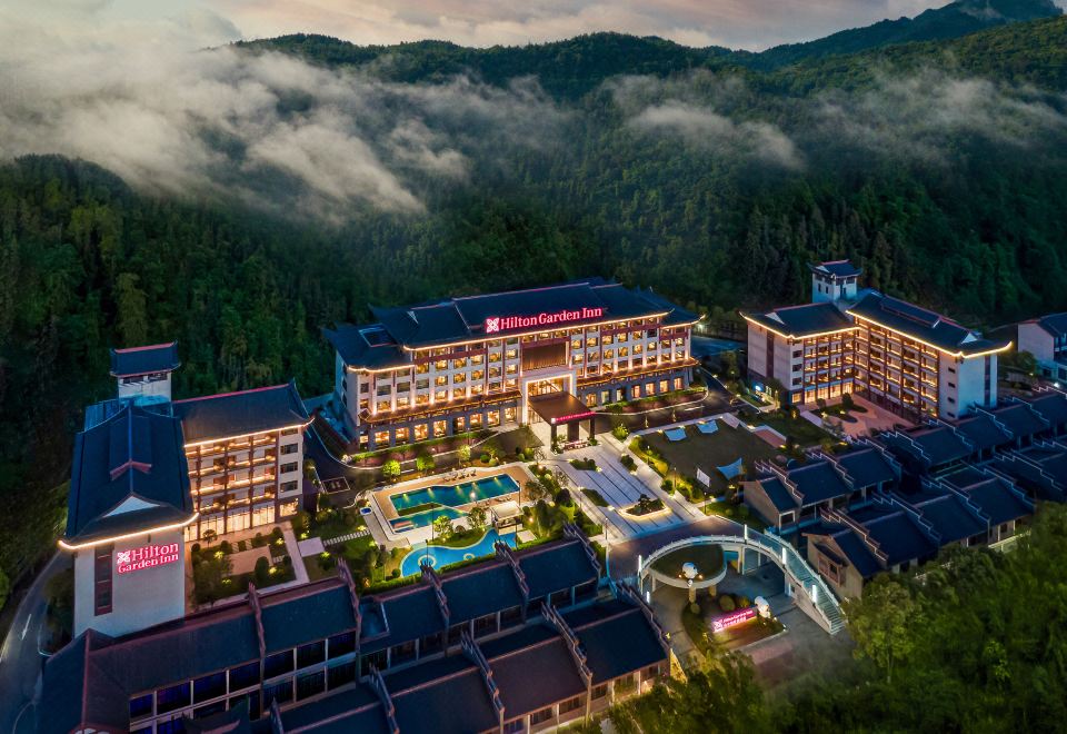 รีสอร์ต Hilton Garden Inn อู่หลิงหยวน จางเจียเจี้ย วิวเขาจากโรงแรม