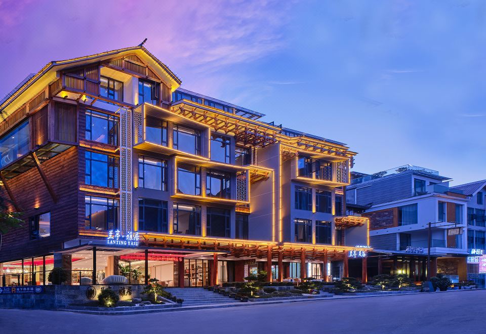 Lanting Elegant Hotel (National Forest Park Sign) (兰亭·雅居酒店·张家界国家森林公园标志门店)