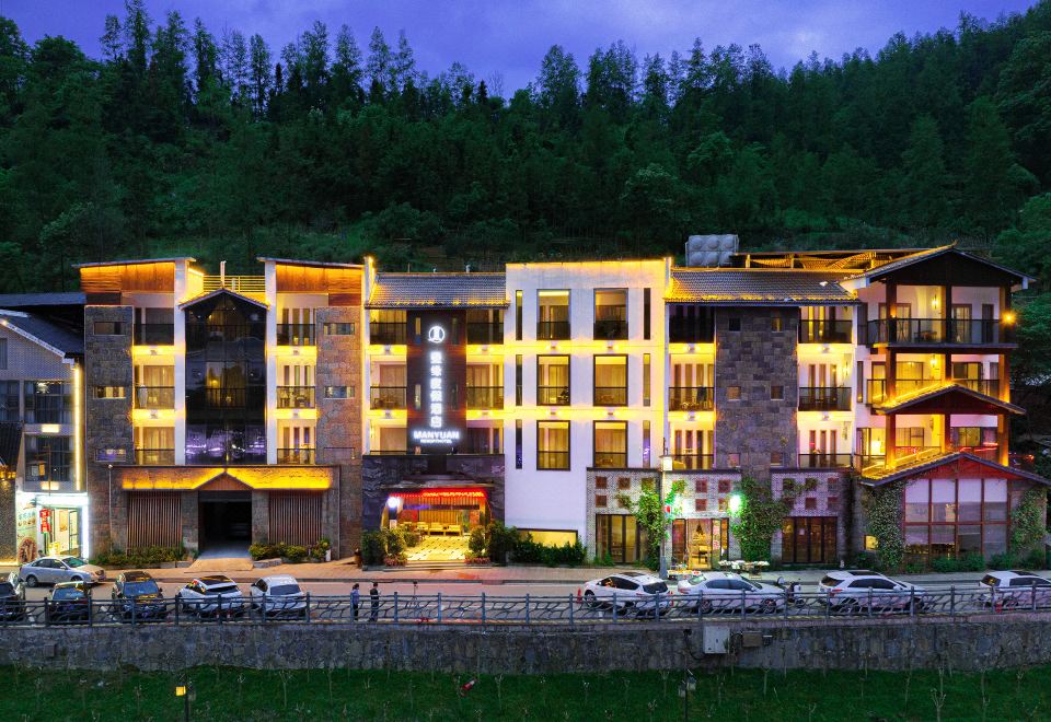 Manyuan Resort Hotel (曼缘度假酒店·张家界国家森林公园标志门店)